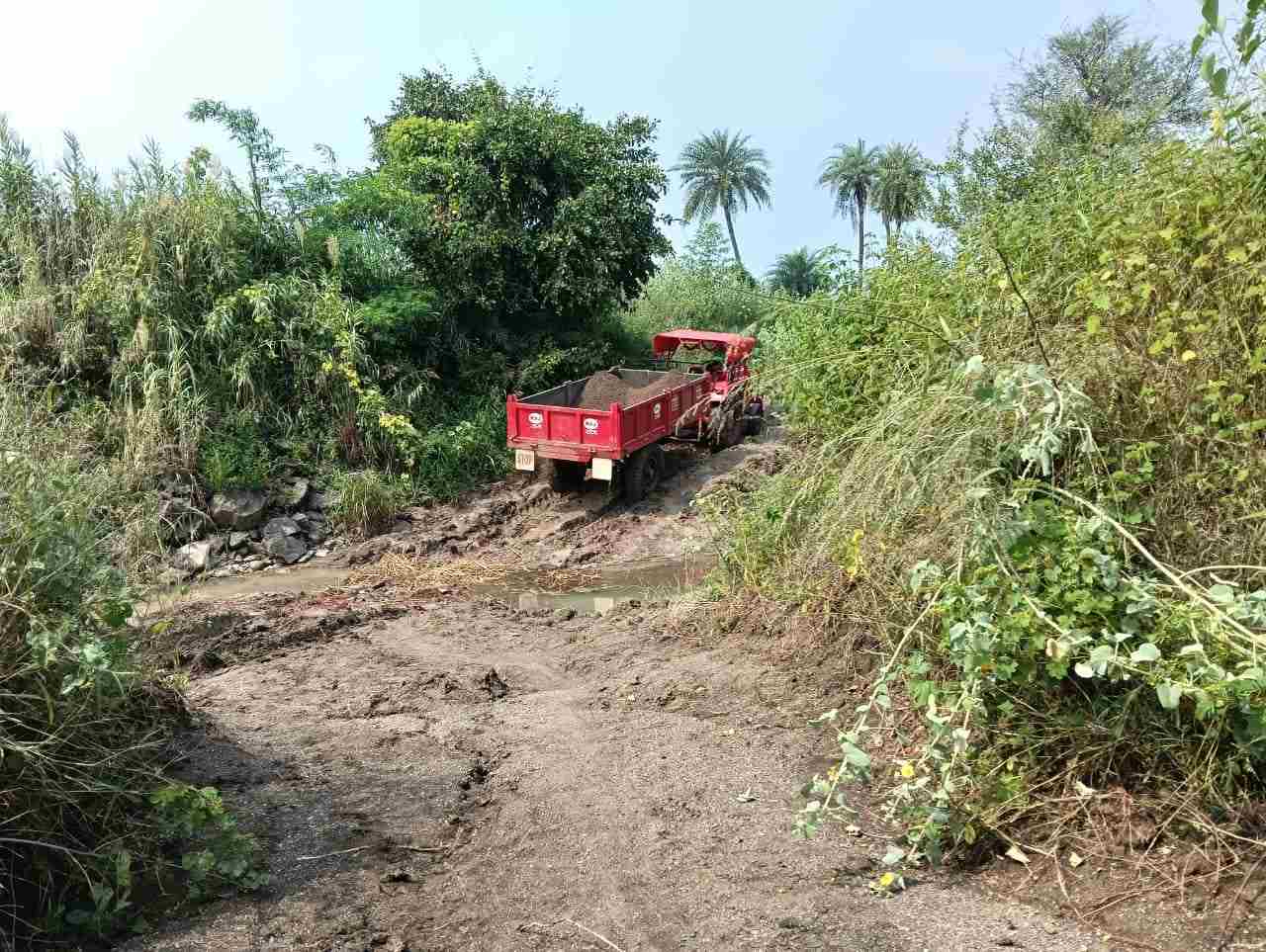 लहान नदी पात्रा तुन सुरु आहे अवैध रेती तस्करी ?   प्रशासन करणार का रेती तस्करी करनारयांवर कारवाई.?